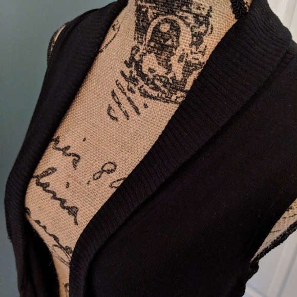 ✴️ Decree Sleeveless Sweater ✴️ - Picture 2 of 7